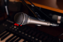 Load image into Gallery viewer, Samson SAQ7X Dynamic Microphone