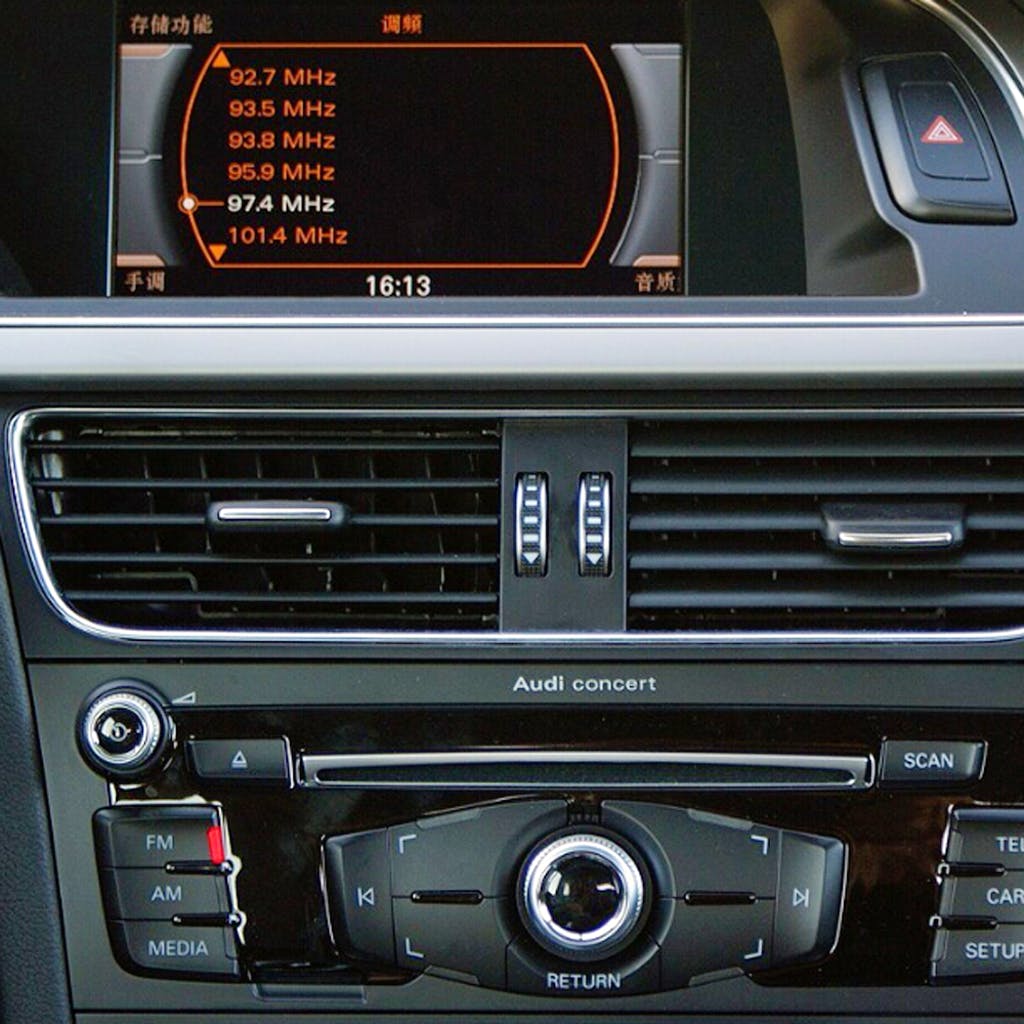 Crux RVCAD-81B  Rear-view Integration and Front Camera input for 2008 – 2014 Audi Vehicles w/Concert Radio and No MMi