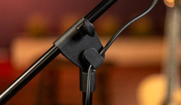 Peavey PV-MSP1 XLR Dynamic Cardioid Microphone with Accessories